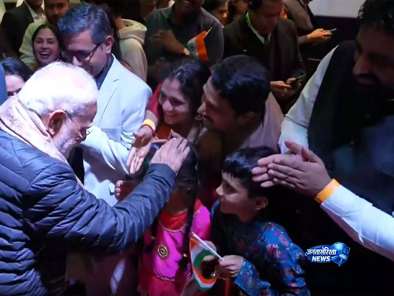 ऑस्ट्रेलिया में भारतीय समुदाय ने PM मोदी का गर्मजोशी से किया स्वागत ऑस्ट्रेलिया में भारतीय समुदाय ने PM मोदी का गर्मजोशी से किया स्वागत