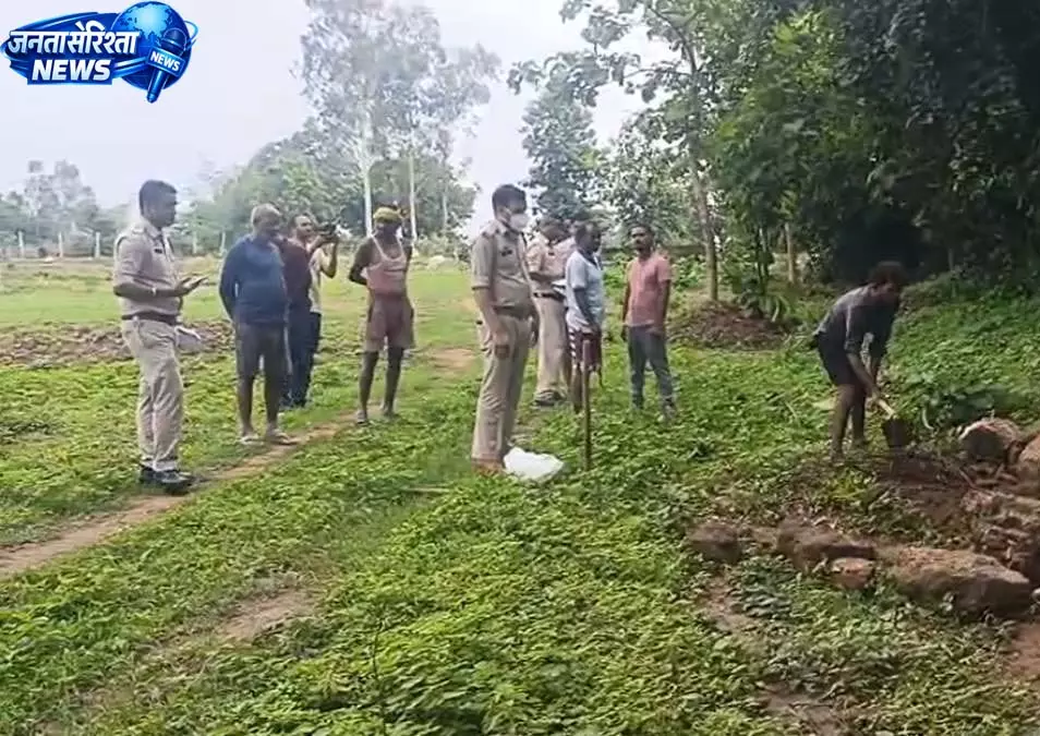 मासूम की संदिग्ध मौत का मामला, 40 दिन बाद कब्र से निकाला गया शव मासूम की संदिग्ध मौत का मामला, 40 दिन बाद कब्र से निकाला गया शव