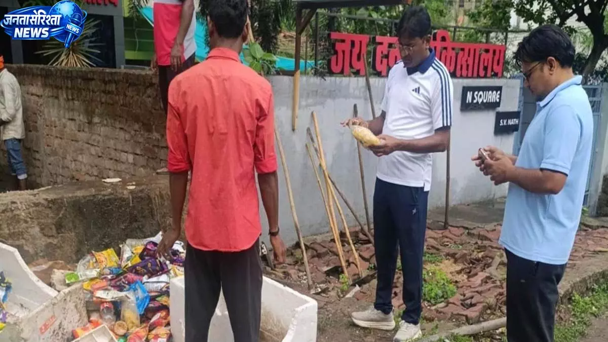 नाले में एक्सपायरी खाद्य सामग्री फेंकने पर प्रिया स्टोर पर 25 हजार का जुर्माना नाले में एक्सपायरी खाद्य सामग्री फेंकने पर प्रिया स्टोर पर 25 हजार का जुर्माना