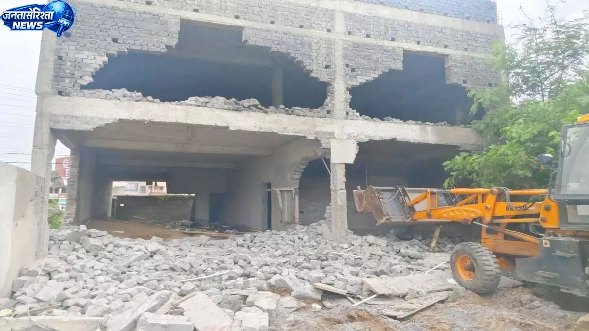 रायपुर में अवैध निर्माण पर बड़ी कार्रवाई, नगर निगम ने चलाया बुलडोजर रायपुर में अवैध निर्माण पर बड़ी कार्रवाई, नगर निगम ने चलाया बुलडोजर