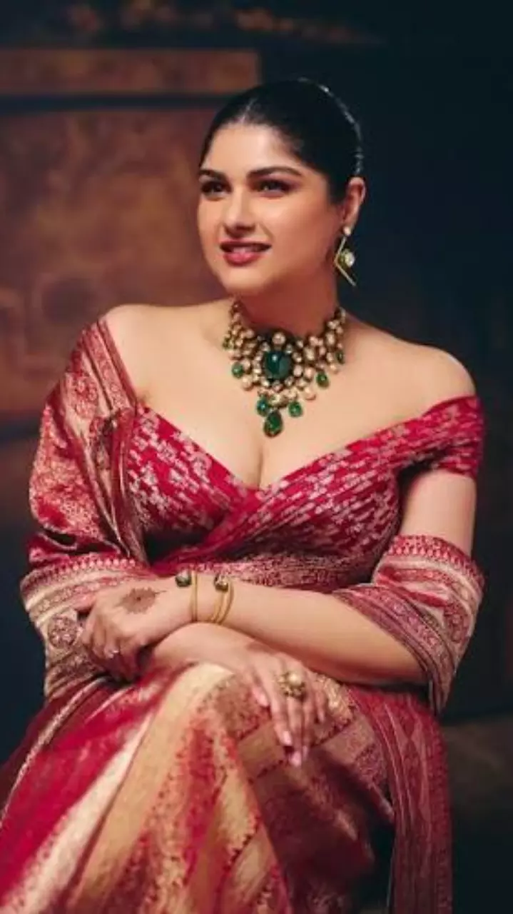 सिंदूर लाल साड़ी में नई नवेली दुल्हन बनीं अंशुला कपूर, रिसेप्शन लुक ने जीता दिल