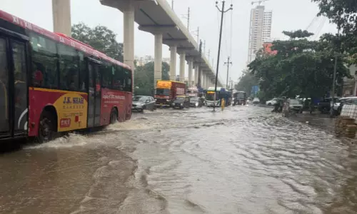 ट्रेनें और उड़ानें प्रभावित, भारी बारिश से इमारत ढही