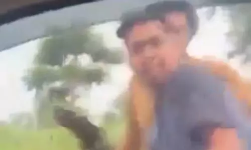 कार सवार महिलाओं के साथ स्कॉर्पियो चालक ने बदसलूकी की, पूर्व CM ने बताया भयावह घटना कार सवार महिलाओं के साथ स्कॉर्पियो चालक ने बदसलूकी की, पूर्व CM ने बताया भयावह घटना