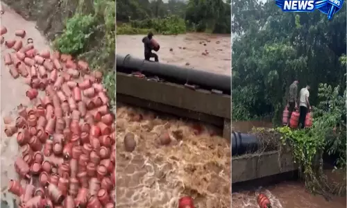 पातालगंगा नदी में तैरते गैस सिलेंडरों ने बढ़ाया खतरा, लोगों से दूर रहने की अपील पातालगंगा नदी में तैरते गैस सिलेंडरों ने बढ़ाया खतरा, लोगों से दूर रहने की अपील