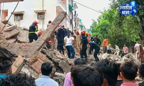 Delhi रोहिणी में बड़ा हादसा, मलबे में दबे लोगों की तलाश जारी Delhi रोहिणी में बड़ा हादसा, मलबे में दबे लोगों की तलाश जारी