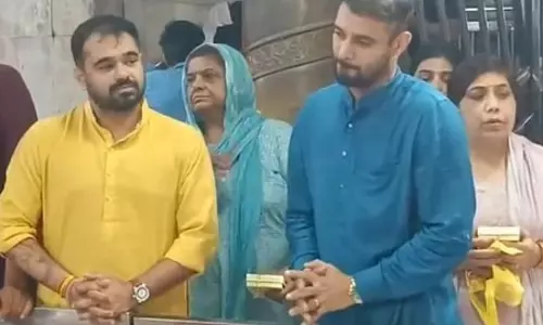 त्रिपुंड, त्रिशूल और डमरू से सजे महाकाल, क्रिकेटर सिद्धार्थ कौल और अभिनेत्री आंचल मुंजाल ने किए दर्शन त्रिपुंड, त्रिशूल और डमरू से सजे महाकाल, क्रिकेटर सिद्धार्थ कौल और अभिनेत्री आंचल मुंजाल ने किए दर्शन