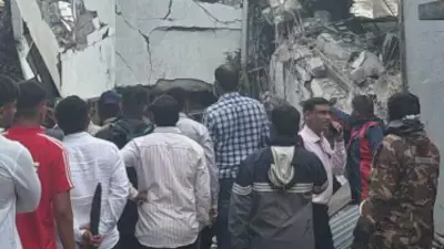 Mumbai: पुणे में इमारत गिरने से दहशत, 15 लोगों के फंसे होने की आशंका Mumbai: पुणे में इमारत गिरने से दहशत, 15 लोगों के फंसे होने की आशंका
