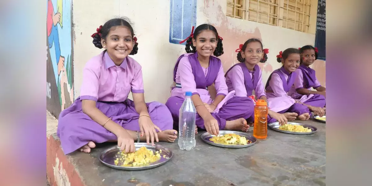 Telangana: मध्याह्न भोजन के लिए छात्र प्रतिदिन 1 किमी पैदल चलते हैं Telangana: मध्याह्न भोजन के लिए छात्र प्रतिदिन 1 किमी पैदल चलते हैं