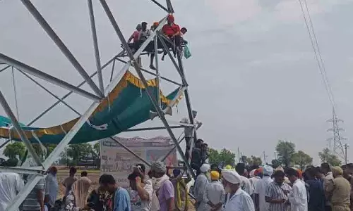 सिरसा में बिजली टावर पर चढ़े किसान, प्रशासन अलर्ट सिरसा में बिजली टावर पर चढ़े किसान, प्रशासन अलर्ट