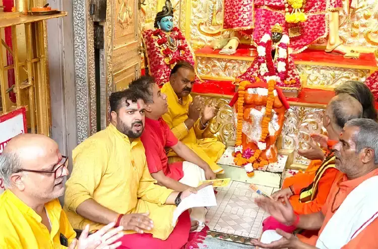 Haridwar: भाजपा अध्यक्ष के रोड शो में धार्मिक वेशभूषा पर उठा विवाद Haridwar: भाजपा अध्यक्ष के रोड शो में धार्मिक वेशभूषा पर उठा विवाद