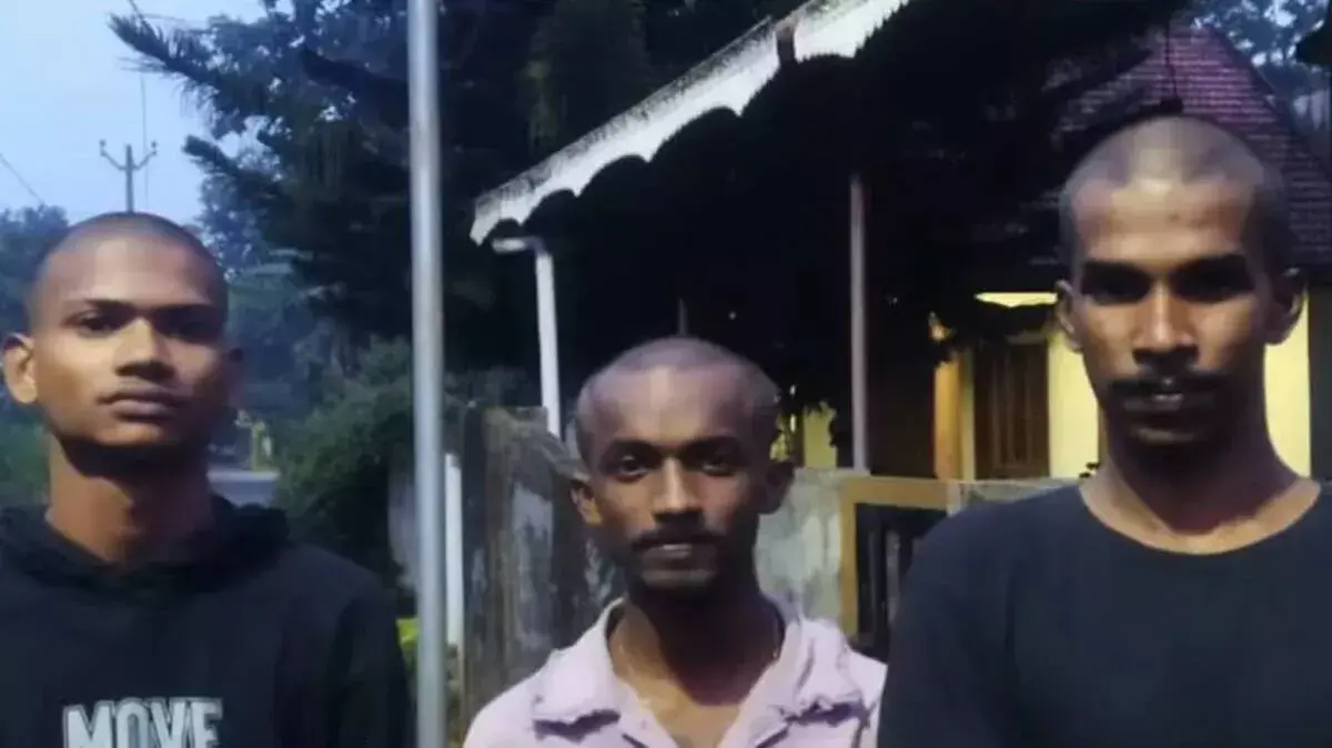 Kerala: पेरुंबवूर में नशा बेचने के शक में युवकों के साथ बर्बरता, जबरन मुंडवाया सिर Kerala: पेरुंबवूर में नशा बेचने के शक में युवकों के साथ बर्बरता, जबरन मुंडवाया सिर