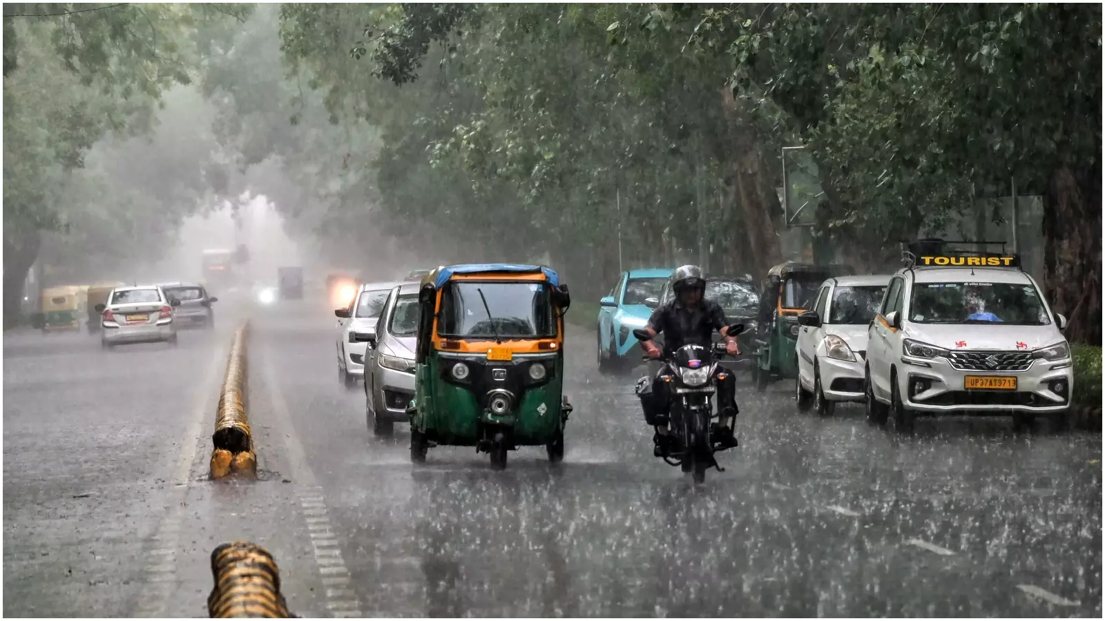 New Delhi: बारिश के दौरान ट्रैफिक सुचारु रखने के लिए पुलिस की खास योजना New Delhi: बारिश के दौरान ट्रैफिक सुचारु रखने के लिए पुलिस की खास योजना
