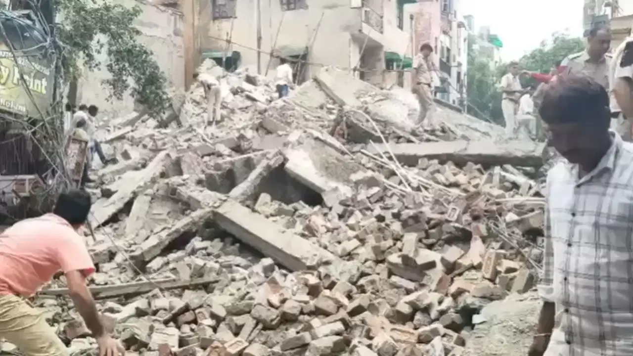 New Delhi: निर्माणाधीन मकान ढहने पर दमकल और बचाव दल मौके पर, राहत कार्य जारी