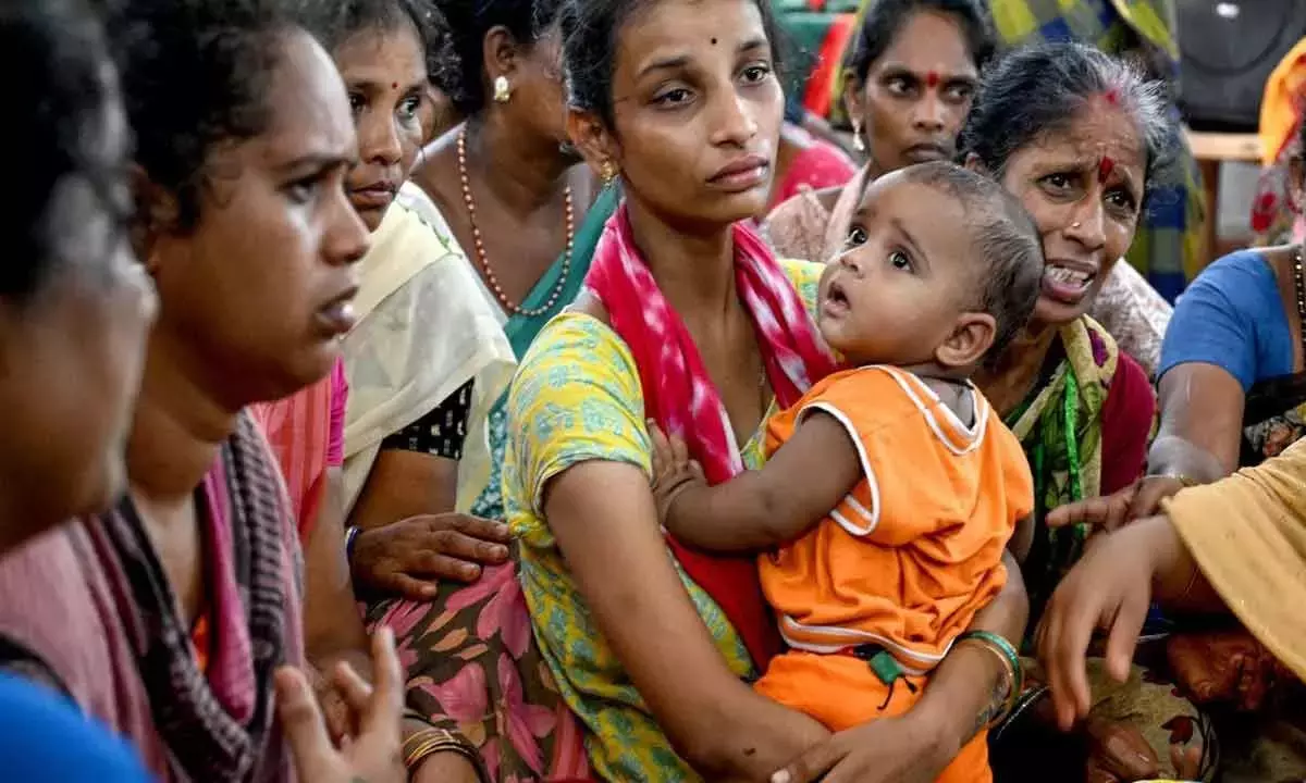 Andhra: सरकार विजाग में प्रभावित मछुआरों के परिवारों को सहायता प्रदान करती है