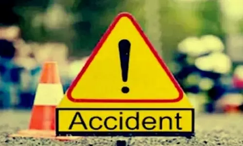 Hyderabad के पास पिकअप गाड़ी पलटकर बस स्टॉप से ​​टकराने से दो महिलाओं की मौत