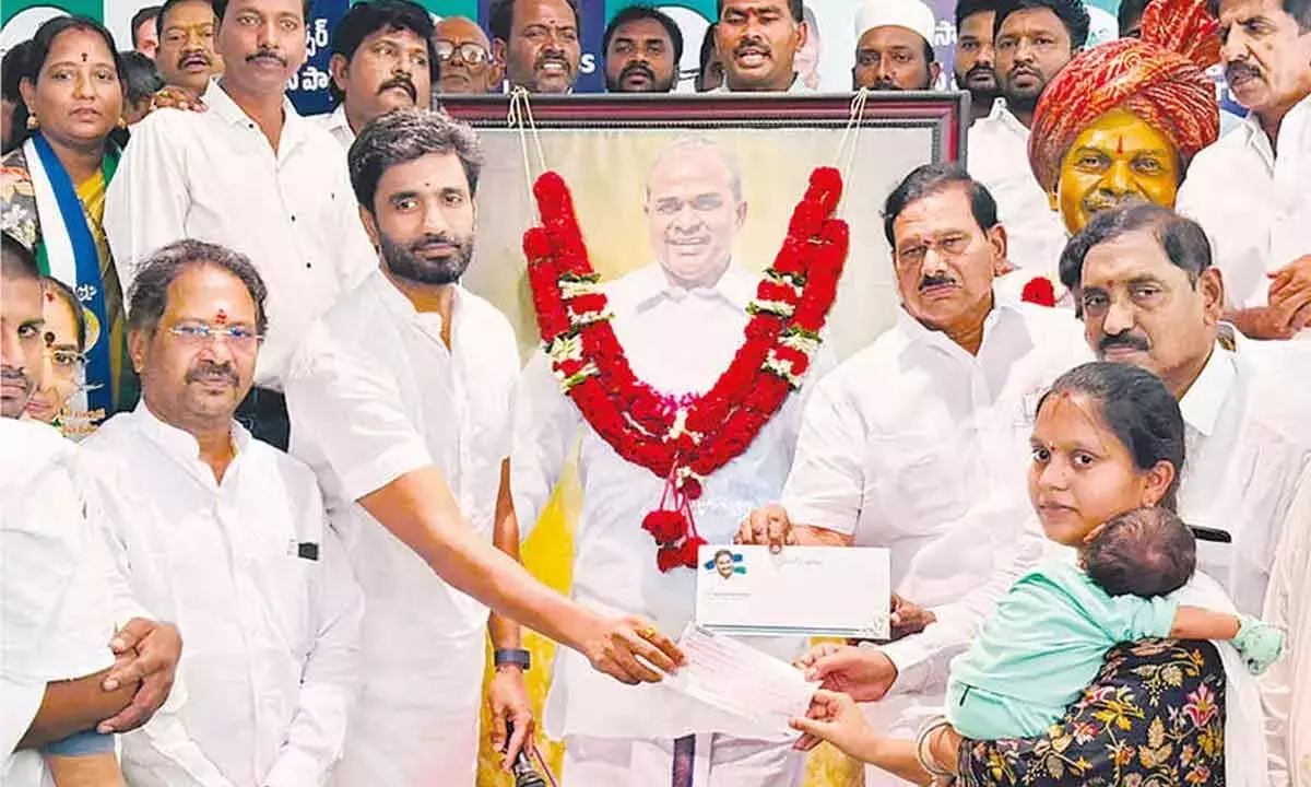 Andhra: जगन ने मिलावटी दूध पीड़ितों की मदद की Andhra: जगन ने मिलावटी दूध पीड़ितों की मदद की