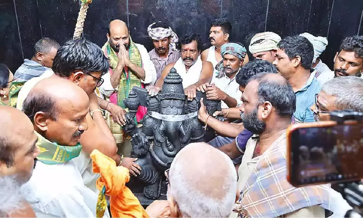 Andhra: धार्मिक उत्साह वायु प्रतिष्ठा महोत्सव का प्रतीक है Andhra: धार्मिक उत्साह वायु प्रतिष्ठा महोत्सव का प्रतीक है