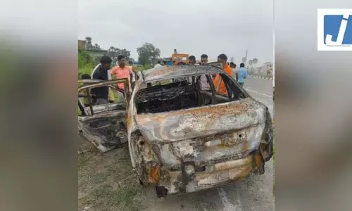ट्रक से टकराकर कार में लगी आग, दो लोगों की जिंदा जलकर मौत