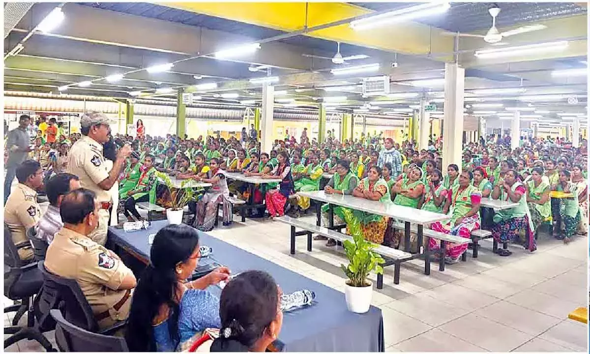 Andhra: पुलिस ने महिला कर्मचारियों को चुपचाप उत्पीड़न न सहने की सलाह दी Andhra: पुलिस ने महिला कर्मचारियों को चुपचाप उत्पीड़न न सहने की सलाह दी