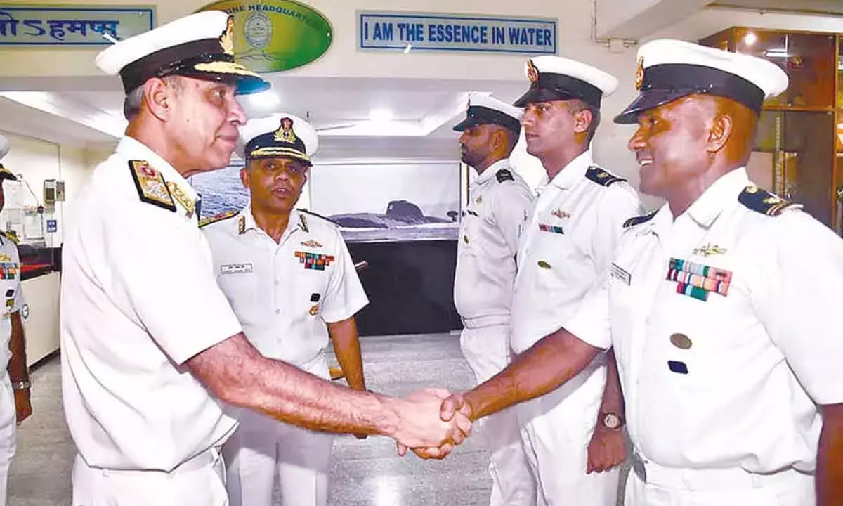 Andhra: DCNS ने ENC का दौरा किया, परिचालन तैयारियों की समीक्षा की Andhra: DCNS ने ENC का दौरा किया, परिचालन तैयारियों की समीक्षा की