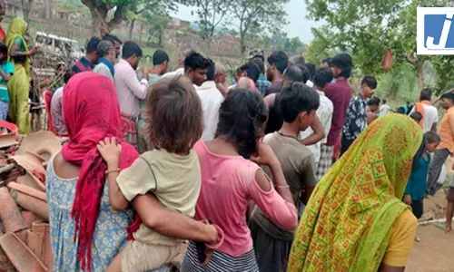 दो बेटियों को फेंकने के बाद महिला ने कुएं में लगाई छलांग, बच्चियों की मौत दो बेटियों को फेंकने के बाद महिला ने कुएं में लगाई छलांग, बच्चियों की मौत