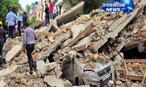 Delhi के रोहिणी में भारी बारिश के बीच बिल्डिंग गिरने से तीन लोगों की मौत, एक घायल Delhi के रोहिणी में भारी बारिश के बीच बिल्डिंग गिरने से तीन लोगों की मौत, एक घायल