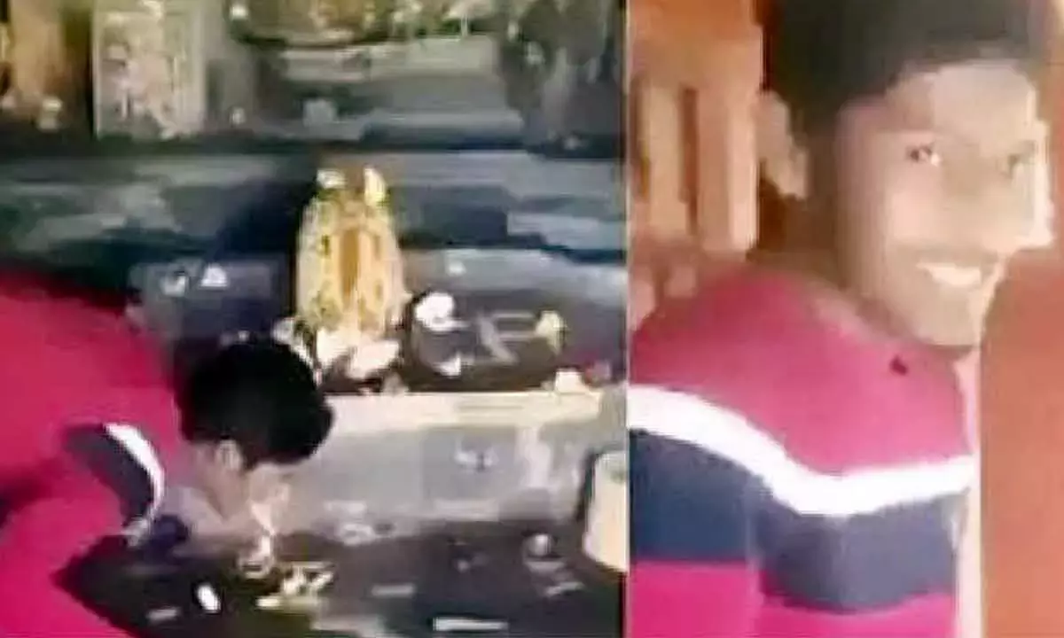 Andhra: मंदिर के दीपक की बेअदबी के आरोप में युवक गिरफ्तार Andhra: मंदिर के दीपक की बेअदबी के आरोप में युवक गिरफ्तार