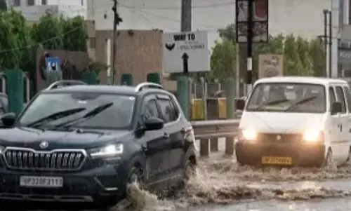Monsoon का तांडव सड़कें धंसीं, शहर डूबे, नदियां उफनीं Monsoon का तांडव सड़कें धंसीं, शहर डूबे, नदियां उफनीं