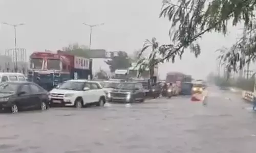 Delhi मेरठ हाईवे पर पानी ही पानी, यात्री परेशान Delhi मेरठ हाईवे पर पानी ही पानी, यात्री परेशान