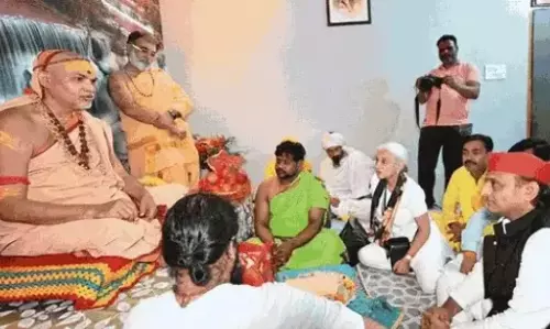 Shankaracharya, से मिले अखिलेश, मंदिर मामले पर सरकार को घेरा Shankaracharya, से मिले अखिलेश, मंदिर मामले पर सरकार को घेरा