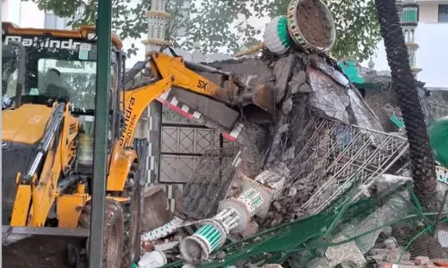 Pond की जमीन पर बनी मजार ध्वस्त, प्रशासन की बड़ी कार्रवाई