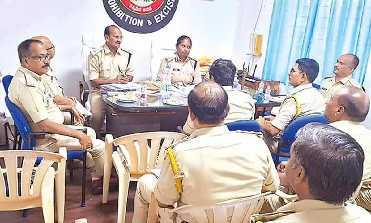 Excise मीट में पूर्व शराब निर्माताओं के लिए वैकल्पिक आजीविका पर जोर दिया गया है Excise मीट में पूर्व शराब निर्माताओं के लिए वैकल्पिक आजीविका पर जोर दिया गया है