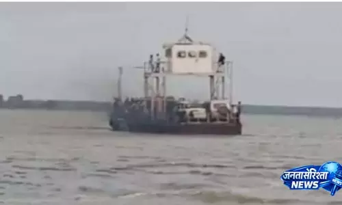 Chilika झील में नाव में तकनीकी खराबी के कारण 50 लोग फंसे Chilika झील में नाव में तकनीकी खराबी के कारण 50 लोग फंसे