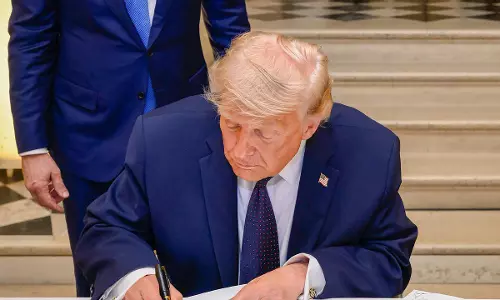 Trump एडमिनिस्ट्रेशन ने बड़े H-1B फ्रॉड की जांच शुरू की Trump एडमिनिस्ट्रेशन ने बड़े H-1B फ्रॉड की जांच शुरू की