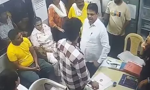 गिरफ्तारी का स्वागत: कल काली पट्टी बांधकर मोर्चा संभालेंगे डॉक्टर्स गिरफ्तारी का स्वागत: कल काली पट्टी बांधकर मोर्चा संभालेंगे डॉक्टर्स