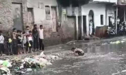 Dirty  पानी में नहाते बच्चे, प्रशासन की अनदेखी आई सामने