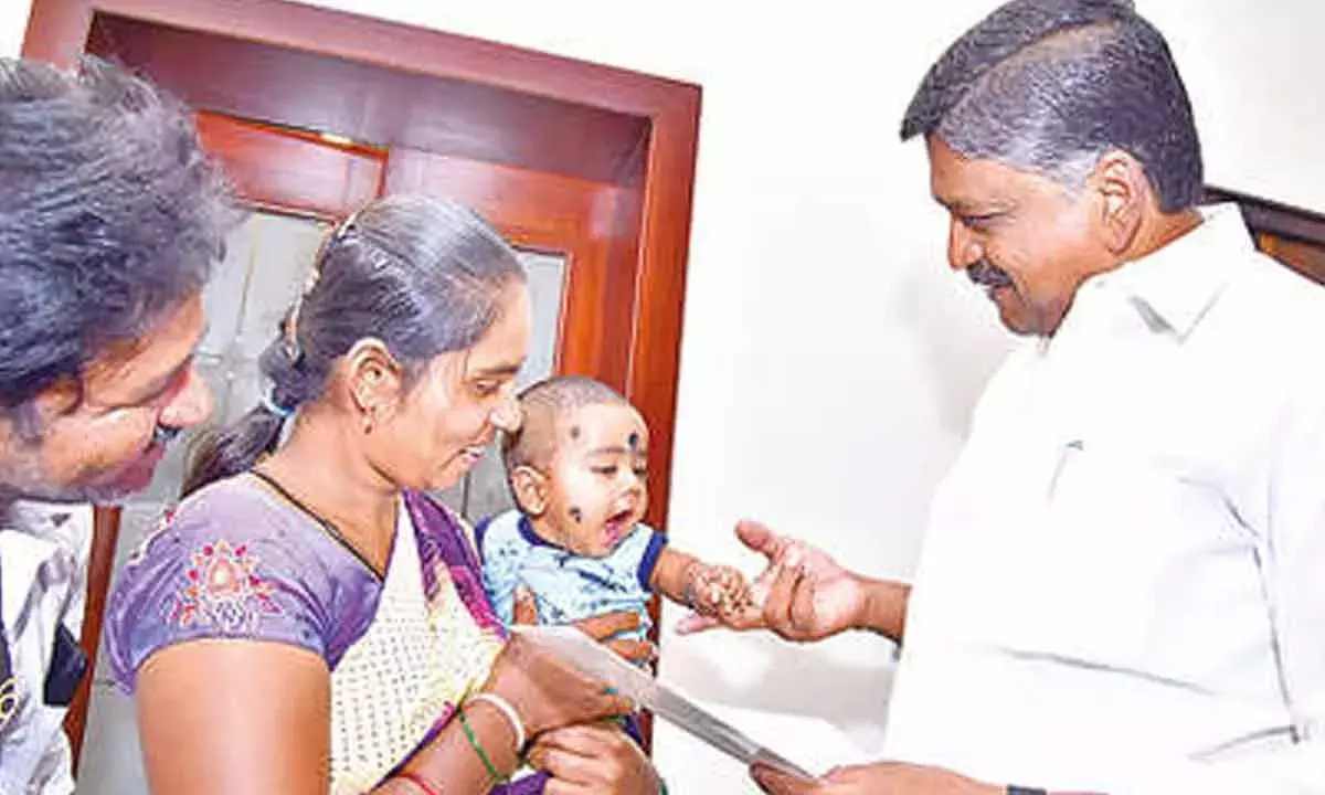 Andhra: सरकार ने 6 महीने के कुम्मारी लोकेश को 7.5 लाख रुपये सीएमआरएफ प्रदान किए