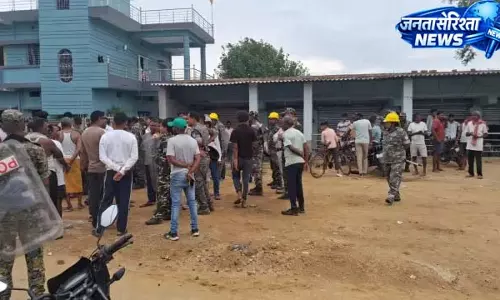 मुआवजे को लेकर हंगामा, पुलिस पर ग्रामीणों का विरोध