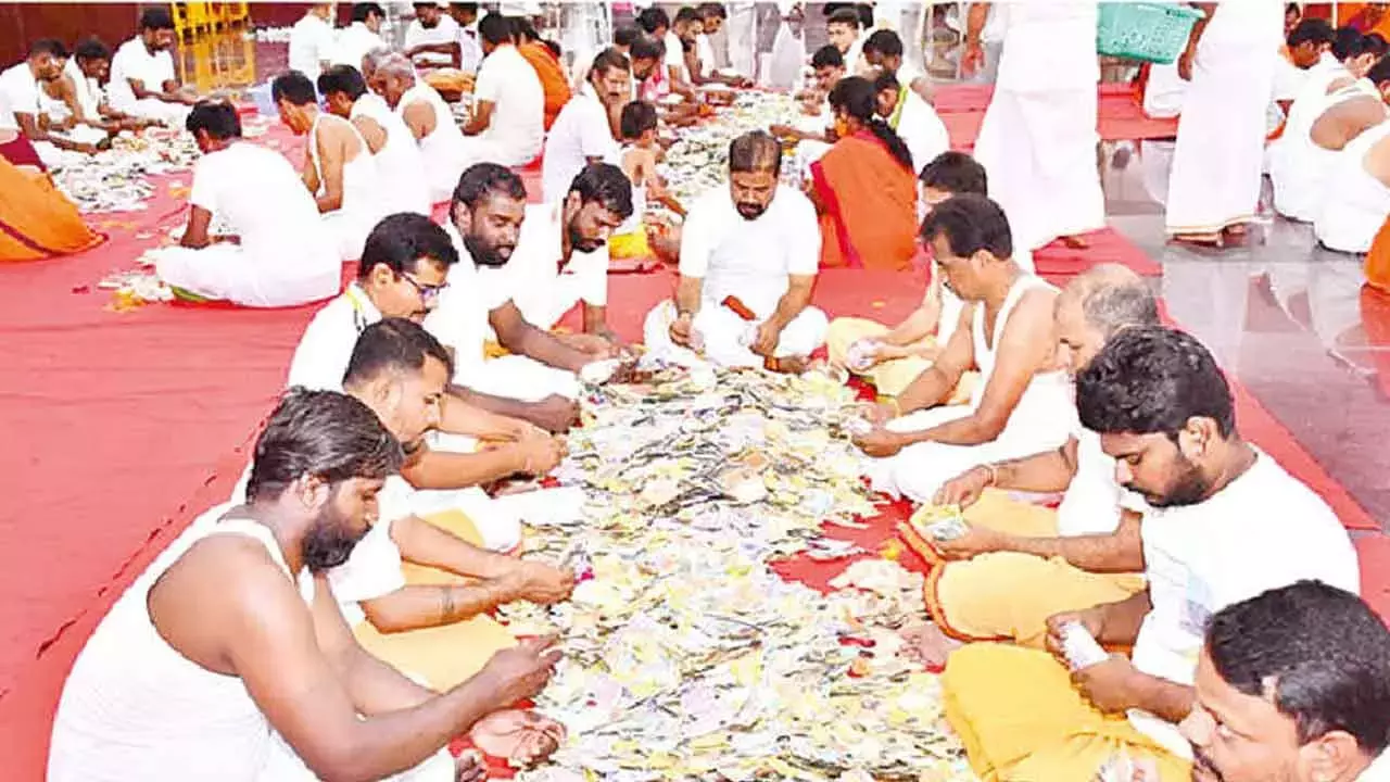 हुंडियों की गिनती: टीजी मंदिर सख्त प्रोटोकॉल के लिए जाने जाते हैं हुंडियों की गिनती: टीजी मंदिर सख्त प्रोटोकॉल के लिए जाने जाते हैं