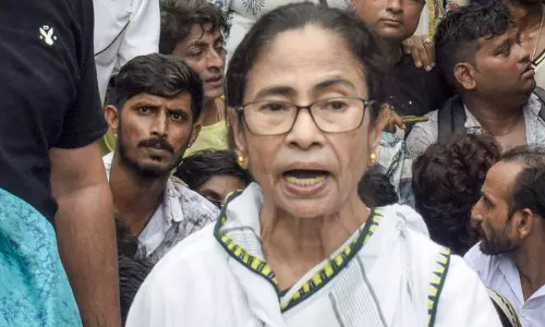 Kolkata में विरोध मार्च के दौरान ममता का गुस्सा फूटा, पार्टी कार्यकर्ता को थप्पड़ मारा Kolkata में विरोध मार्च के दौरान ममता का गुस्सा फूटा, पार्टी कार्यकर्ता को थप्पड़ मारा