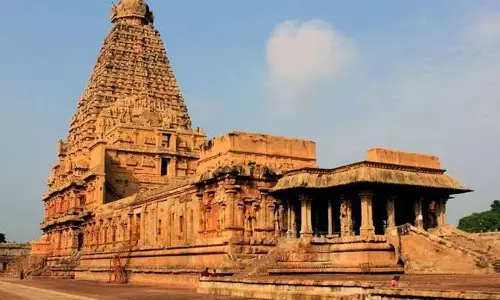 प्राचीन इंजीनियरिंग का चमत्कार: बिना सीमेंट के बने देश के 5 ऐतिहासिक मंदिर प्राचीन इंजीनियरिंग का चमत्कार: बिना सीमेंट के बने देश के 5 ऐतिहासिक मंदिर
