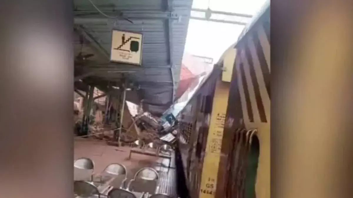 Kozhikode रेलवे स्टेशन पर बिल्डिंग गिरी, ट्रेनें लेट हो रही