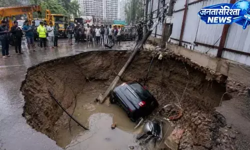 32 मंजिला इमारत के पास बड़ा हादसा, सड़क धंसी