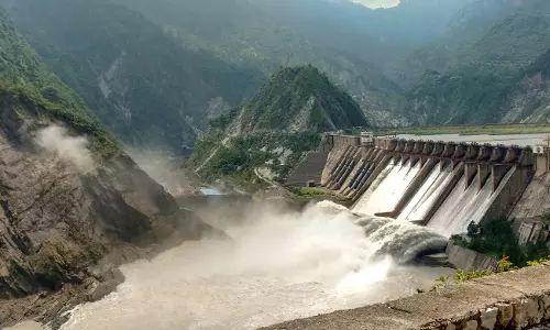 Reasi: बढ़ते जलस्तर के बीच सलाल बांध से पानी की निकासी शुरू