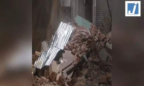 रेलवे स्टेशन पर 130 साल पुराना ऐतिहासिक क्लॉक टावर ढहा, प्लेटफॉर्म पर मलबा गिरा रेलवे स्टेशन पर 130 साल पुराना ऐतिहासिक क्लॉक टावर ढहा, प्लेटफॉर्म पर मलबा गिरा