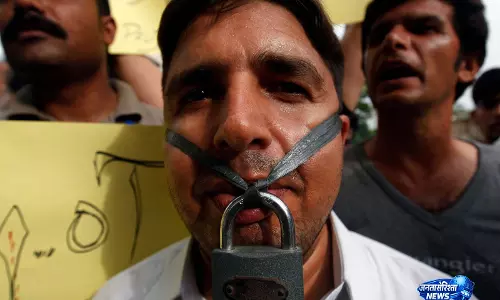 PoJK चुनाव से पहले पत्रकार को हिरासत में लिए जाने पर पाकिस्तान पर प्रेस की आवाज़ दबाने का आरोप लगा PoJK चुनाव से पहले पत्रकार को हिरासत में लिए जाने पर पाकिस्तान पर प्रेस की आवाज़ दबाने का आरोप लगा