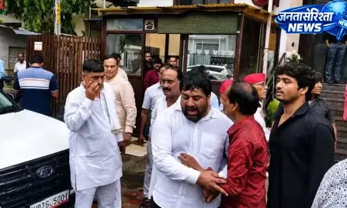 सपा की अंदरूनी कलह आई सामने, मंच पर मचा हंगामा सपा की अंदरूनी कलह आई सामने, मंच पर मचा हंगामा