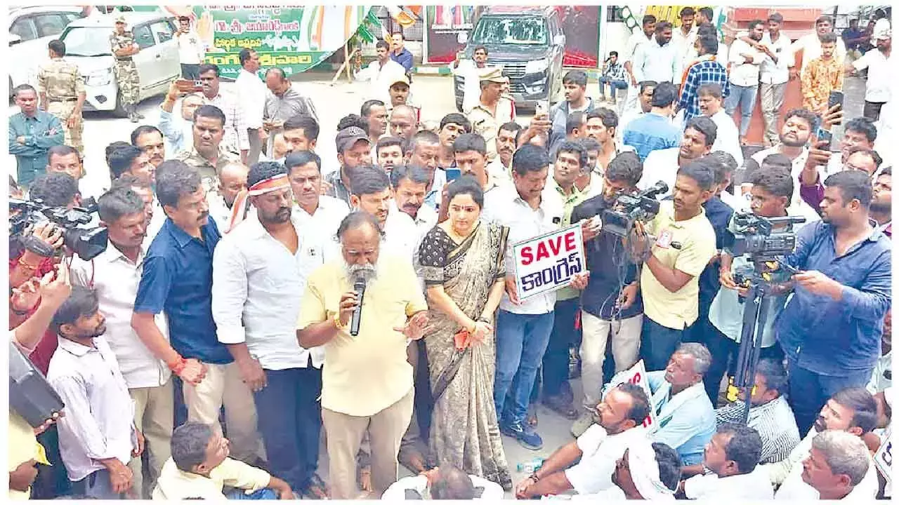 Telangana: तुंगतुर्थी कांग्रेस नेताओं ने गांधी भवन पर विरोध प्रदर्शन किया Telangana: तुंगतुर्थी कांग्रेस नेताओं ने गांधी भवन पर विरोध प्रदर्शन किया