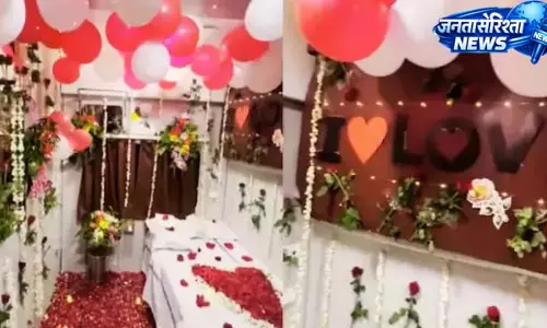 रेलवे कूपे में हनीमून सजावट पड़ी भारी, TTE निलंबित रेलवे कूपे में हनीमून सजावट पड़ी भारी, TTE निलंबित