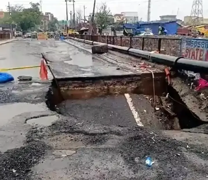 Faridabad: बारिश से पुराना खेड़ी पुल धंसा, वैकल्पिक मार्ग अपनाने की सलाह Faridabad: बारिश से पुराना खेड़ी पुल धंसा, वैकल्पिक मार्ग अपनाने की सलाह
